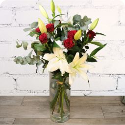 Orphée, bouquet de roses rouges et lys blancs