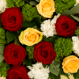 Fleurs deuil, deces et enterrement Nancy par fleuriste Interflora : Sentiment, couronne de roses rouges et saumonées.