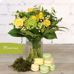 Bonne étoile et macarons, bouquet de muguet et gourmandises - fleuriste muguet à Nancy