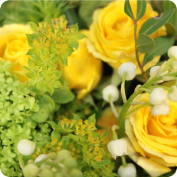 Bonne étoile et macarons, bouquet de muguet et gourmandises - fleuriste muguet à Nancy