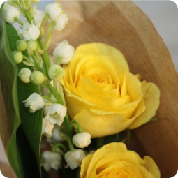 Brin de soleil, petit bouquet de 2 brins de muguet et roses jaunes - fleuriste muguet à Nancy