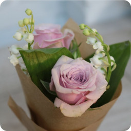 Brin de tendresse, petit bouquet de 2 brins de muguet et roses tendre - fleuriste muguet à Nancy